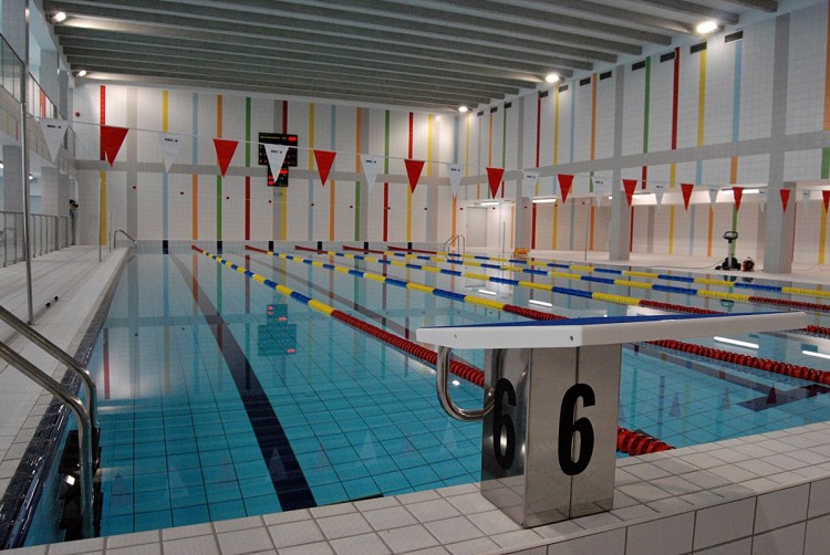 Wrocław: nowy blok sportowy i basen w szkole na Górnickiego [DUŻO ZDJĘĆ], bas